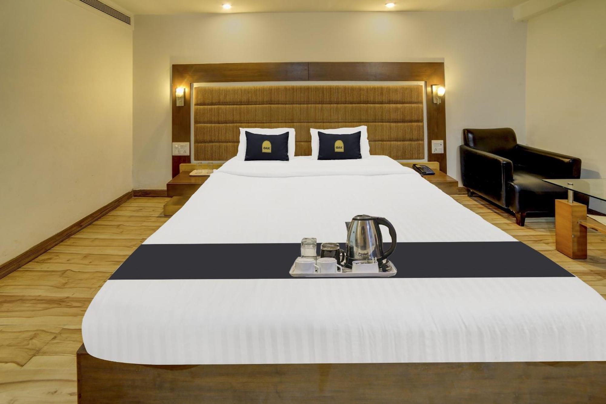 Collection O Cambay Sapphire Hotel Sarkhej Екстериор снимка