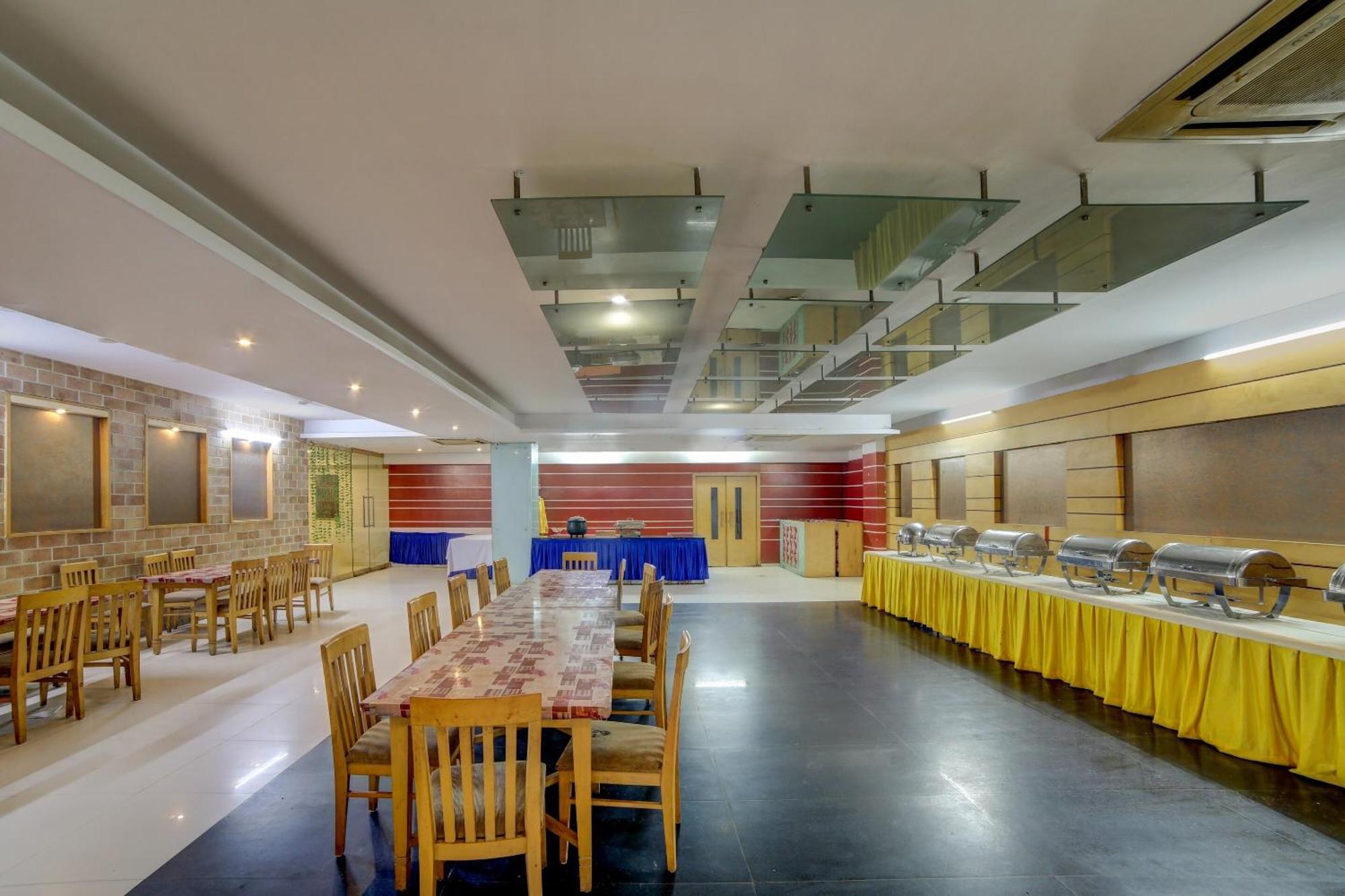 Collection O Cambay Sapphire Hotel Sarkhej Екстериор снимка